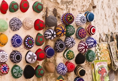 Bunte traditionelle marokkanische Kopfbedeckungen
