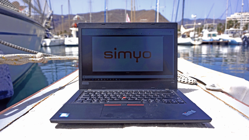 Laptop auf Steg mit Simyo Logo im Bildschirm